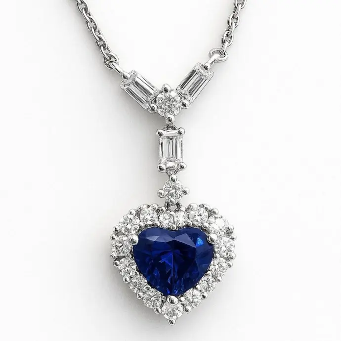 COLLAR de Oro Blanco de 18 Kilates con un Corazón de Tanzanita y con brillantes alrededor