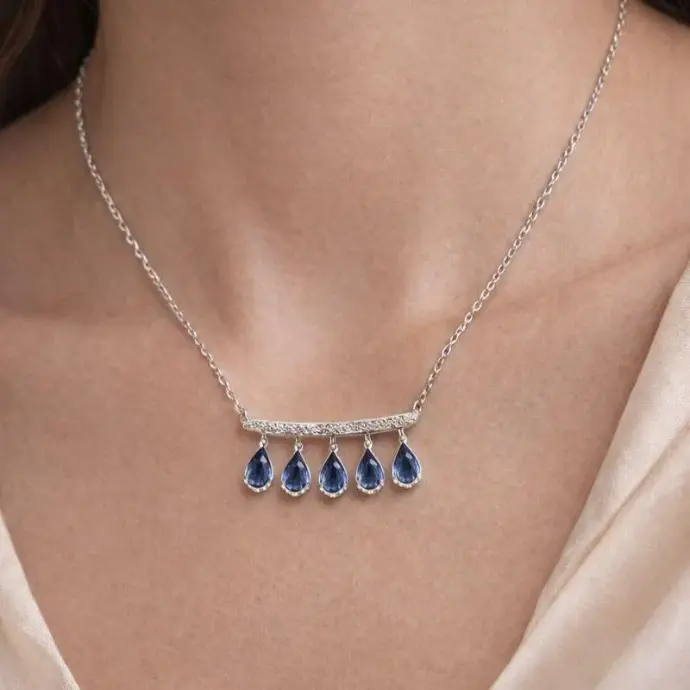 COLLAR de Oro Blanco de 18 Kilates con 5 Zafiros y 45 brillantes