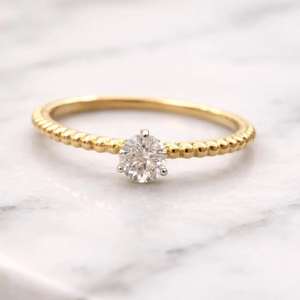 ANILLO Sencillo, Oro Amarillo de 18 Kilates y un Brillante Central