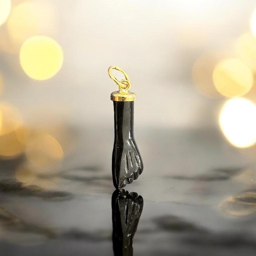 COLGANTE AMULETO Higa Puño Azabache y Oro 18 kilates