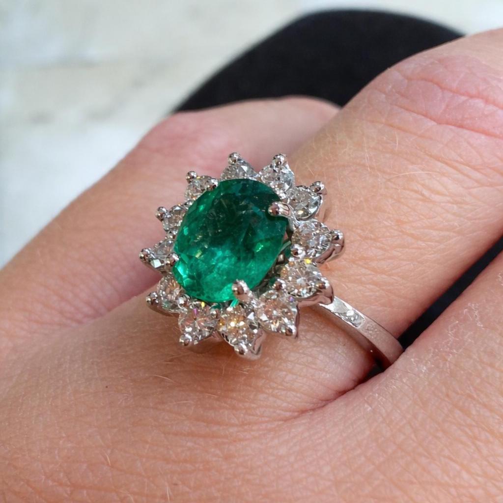 ANILLO ORO Blanco de 18 Kilates Rosetón de Esmeralda y Brillantes