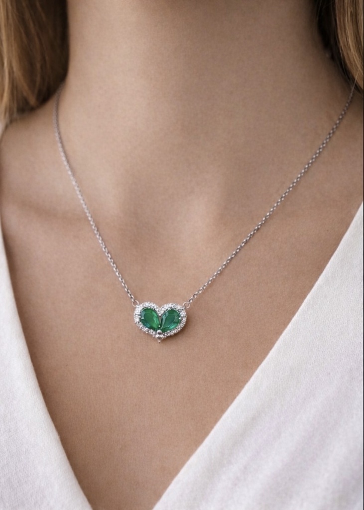 COLLAR de Oro Blanco de 18 Kilates con un Corazón de dos Esmeraldas y brillantes alrededor