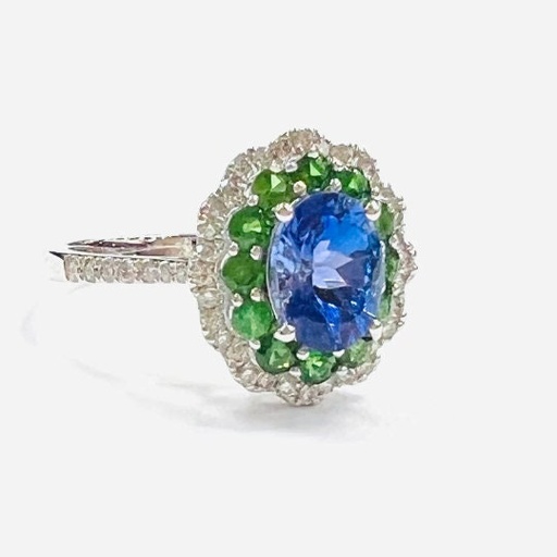 [An 79] ANILLO de Zafiro central rodeado de  Esmeraldas y Brillantes, Precioso anillo de Oro blanco de 18 kilates 