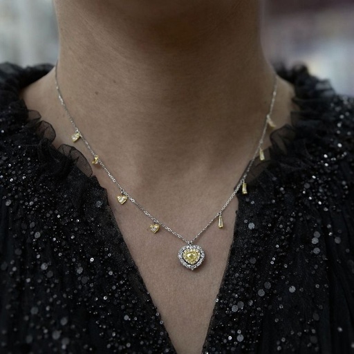 [P 1042] Collar De Brillantes blancos y amarillo de diferentes tamaños montado en ORO blanco y amarillo 18 Kilates con un corazón central