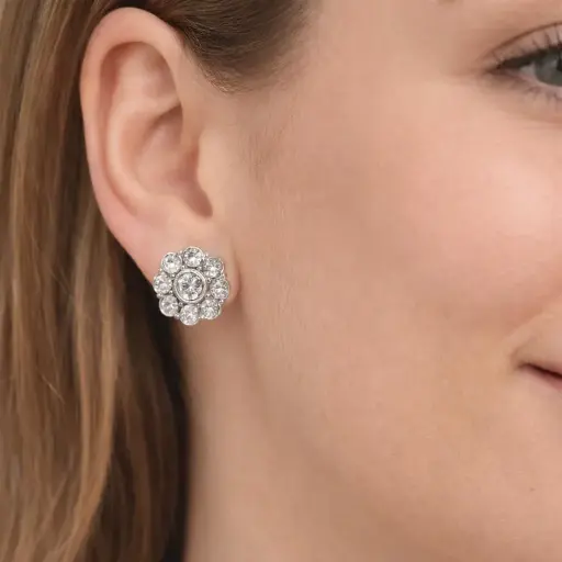 [P 67] PENDIENTES de Flor con Brillantes y Oro de 18 kilates