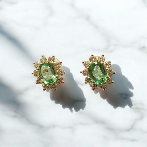 [P 85] PENDIENTES de DIAMANTES y ESMERALDAS de Oro Amarillo de 18 kilates