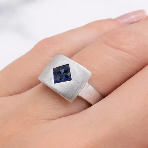 [An 77] ANILLO cuadrado de Zafiro y BRILLANTES de Oro blanco de 18 kilates