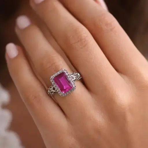 [An21] ANILLO de RUBÍ  y BRILLANTES de Oro blanco de 18 kilates